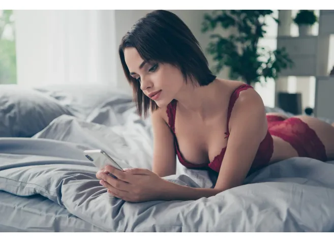 遠距離セックスのやり方とは?楽しむコツや盛り上げ方、おすすめアイテムを紹介!