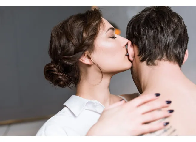 耳舐めが気持ちいい理由とは?やり方やひとりエッチでの楽しみ方を解説!